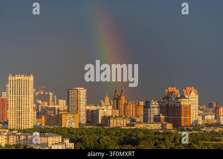 Ein weitläufiger Panoramablick auf die Moskauer Skyline im Rajon Kutuzowski, der eine Mischung aus stalinistischen Türmen aus der Sowjetzeit und modernen Hochhaus-Wohnbauten zeigt Stockfoto