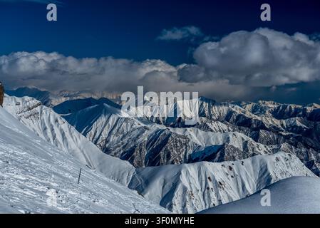 Weitläufige Panoramablick auf schneebedeckte Kammlinien und schroffe Gipfel, die sich über den Großen Kaukasus erstrecken, fotografiert von einer hohen A Stockfoto