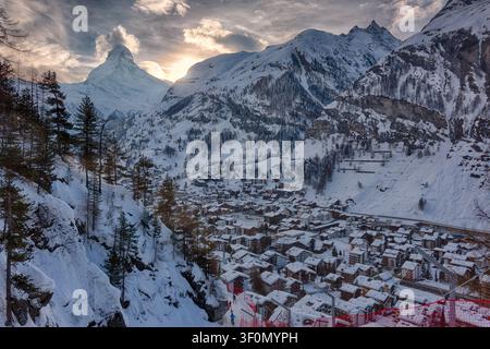 Erhöhte Luftaufnahme des Dorfes Zermatt, das in tiefem Winter Schnee bedeckt ist. Stockfoto