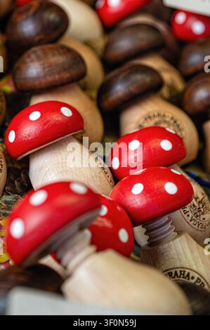 Tschechische Republik, Prag – 27. Juni 2026: Bunte Nussknacker-Pilze werden zum Verkauf in Prag, Tschechische Republik, angeboten. Stockfoto
