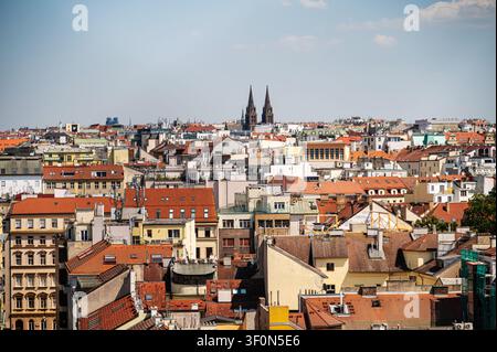 Tschechien, Prag – 27. Juni 2026: Stadtsilhouette zeigt Dächer und Gebäude von Prag mit historischer Architektur und sichtbaren Türmen Stockfoto