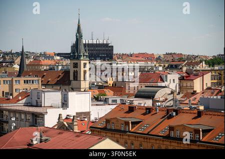 Tschechische Republik, Prag - 27. Juni 2026: Panoramablick auf Prag mit Gebäuden, grünen Hügeln und blauem Himmel Stockfoto
