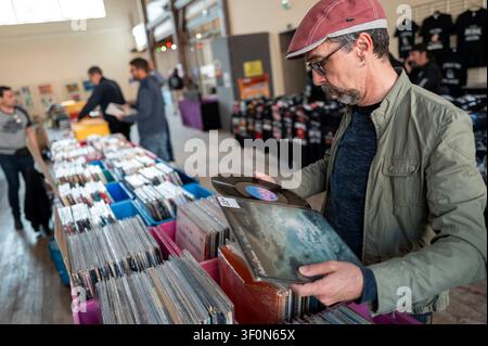 Louhans (Zentralostfrankreich), 10. Mai 2025: Platten- und Comic-Messe. Antiquar verkauft Vinylplatten. Kunde prüft den Zustand Stockfoto