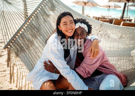 Reines Glück. Ein junges, vielseitiges, multiethnisches Paar genießt jeden Moment ihres tropischen Urlaubs Stockfoto