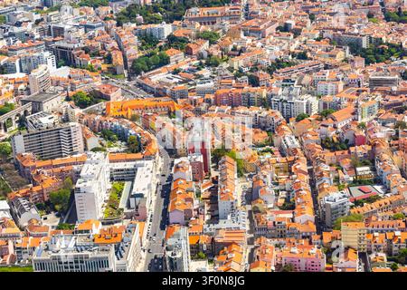Top-Down-Luftbild der historischen und Wohngebiete von Lissabon, das die Dichte traditioneller alter Häuser mit orangefarbenen Dächern in Portugal zeigt Stockfoto
