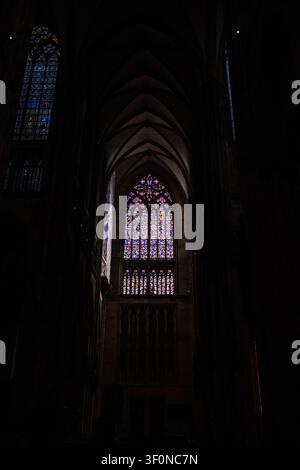 Dunkle Innenansicht von gotischen Gewölben, Hauptschiff, Seitenschiffen, Steinsäulen und Buntglasfenstern im Kölner Dom in Köln, Nord Stockfoto