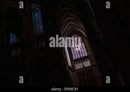 Dunkle Innenansicht von gotischen Gewölben, Hauptschiff, Seitenschiffen, Steinsäulen und Buntglasfenstern im Kölner Dom in Köln, Nord Stockfoto