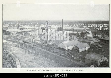 Golden Horseshoe Head Works und Mühle, historischer Industriekomplex, der Bergbauoperationen zeigt. Verarbeitungsanlagen. Eisenbahnstrecken. Aus dem Artikel DIE GOLDFELDER VON WESTAUSTRALIEN. Von Arthur Selwyn-Brown. Aus The Engineering Magazine Devoted to Industrial Progress Band XXXVI Oktober 1908 - März 1909 The Engineering Magazine Co. Stockfoto