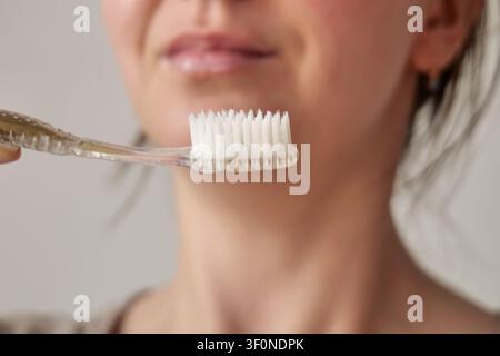Junge Frau putzt ihre Zähne, Nahaufnahme Stockfoto