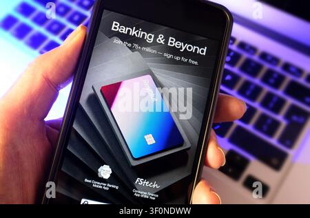 Revolut-Bank-Website auf dem Handydisplay Stockfoto
