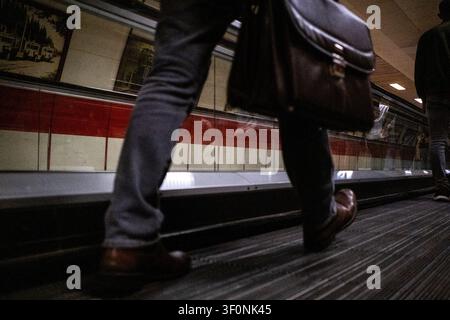 Niedrigwinkel-Innenansicht von Passagieren, die auf einer Rolltreppe in der Istanbuler Metro im Taksim-Viertel in Istanbul, Türkei, am 13. Oktober 2022 gehen. Th Stockfoto