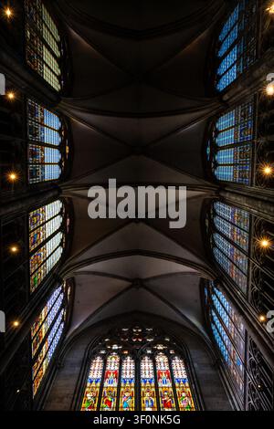 Innenansicht der gotischen Gewölbe, des Mittelschiffs, der Seitenschiffe, Steinsäulen und Buntglasfenster im Kölner Dom in Köln, Norden Stockfoto