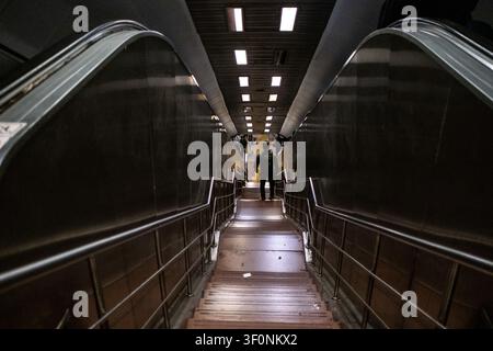 Innenansicht von Passagieren, die über Treppen und Rolltreppen in der Istanbuler U-Bahn im Taksim-Bereich in Istanbul, Türkei, am 13. Oktober 2022 unterwegs sind. Stockfoto