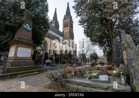 Prag, Tschechische Republik – 28. Dezember 2024: Eine Weitwinkel-Winteraufnahme aus einer niedrigen Perspektive, die geschmückte Gräber und historische Denkmäler mit t Stockfoto