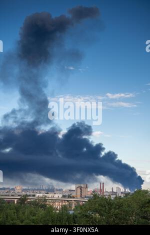 Großbrand in der Ölraffinerieproduktion mit dickem Rauch aus dem Industriebereich Stockfoto