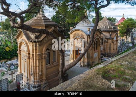 Paola, Malta - 6. Dezember 2018: Mausoleen auf dem Santa Maria Addolorata Friedhof, auch bekannt als Addolorata Friedhof. Stockfoto