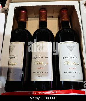 JUVISY, FRANKREICH - 27. September 2025. Flaschen mit Rotwein werden in einem Supermarkt in Frankreich auf einem Regal präsentiert. Einkäufer können aus verschiedenen Sorten wählen Stockfoto