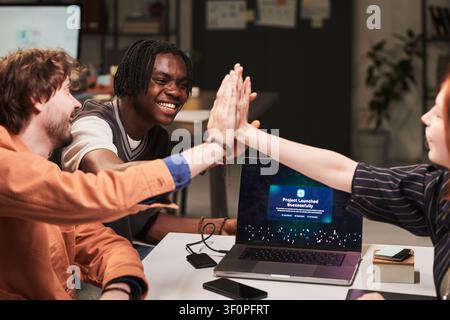 Verschiedene Mitarbeiter feiern den Erfolg der Projektveranstaltung im Büro Stockfoto