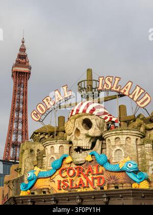 Blackpool Tower, Blackpool, Lancashire, England. Ikonisches viktorianisches Wahrzeichen mit Blick auf die berühmte Küstenpromenade und den Promenaden. Stockfoto
