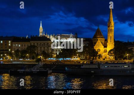 Nachtansicht des Budaviertels in Budapest, Ungarn, mit der reformierten Kirche des Szilágyi Dezső Platzes im Vordergrund Stockfoto
