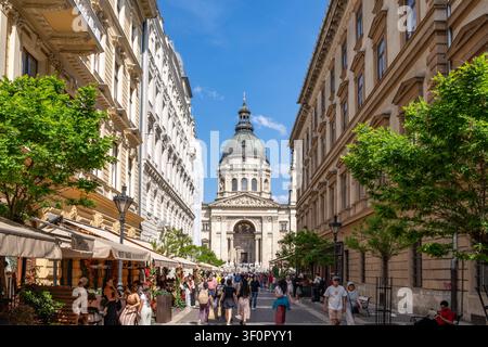 Blick hinunter auf die Zrínyi utca in Richtung der St. Stephans-Basilika in Budapest, Ungarn Stockfoto