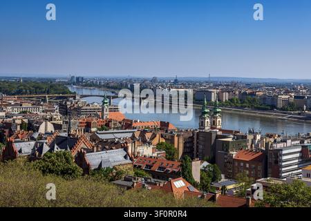Erhöhte Ansicht von Budapest, Ungarn, mit Blick nach Norden entlang der Donau vom Bereich der Budaer Burg. Stockfoto