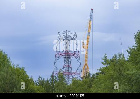 Montage des GICON-Hochwindturms. Die höchste Windkraftanlage der Welt nimmt Gestalt an. Der Windturm in großer Höhe ist für die Nutzung vorgesehen Stockfoto