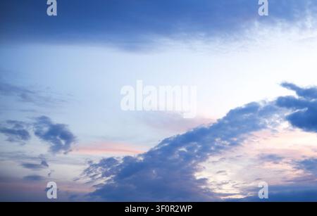 ein wunderschöner Sonnenaufgangshimmel mit einem Gradienten von tiefblau zu zartrosa und gold Stockfoto