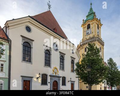 Kirche des Allerheiligsten Erlösers und Turm des alten Rathauses im historischen Zentrum von Bratislava, Slowakei Stockfoto