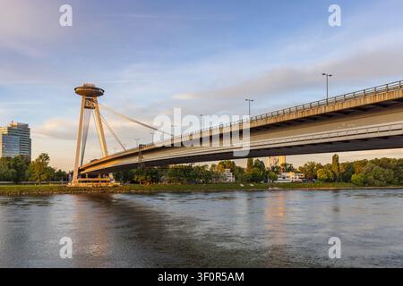 Die Brücke des Slowakischen Nationalaufstandes, bekannt als Most SNP oder UFO-Brücke, ist eine Straßenbrücke über die Donau in Bratislava, Slowakei. Stockfoto