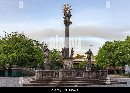 Die Pest-Säule oder die Heilige-Dreifaltigkeits-Säule auf dem Rybné námestie (Fischplatz) in Bratislava, Slowakei Stockfoto