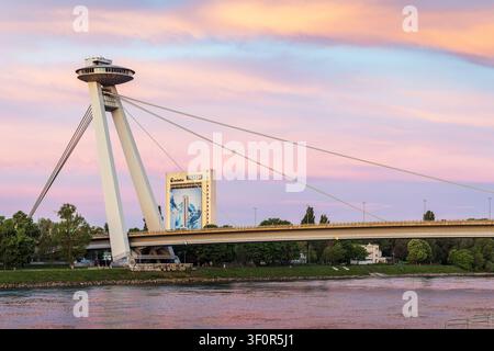 Die Brücke des Slowakischen Nationalaufstandes, bekannt als Most SNP oder UFO-Brücke, ist eine Straßenbrücke über die Donau in Bratislava, Slowakei. Stockfoto