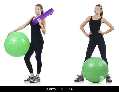 Junge Frau Übungen mit fitball Stockfoto
