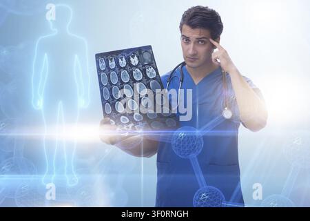 Junger Arzt suchen an x-ray Image in mhealth Konzept Stockfoto