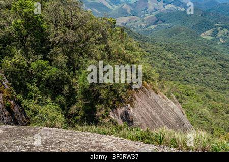 Felsklippe und Atlantischer Wald mit Blick auf Bergtäler, malerische Naturlandschaft unter einem sonnigen Sommermorgen. Stockfoto