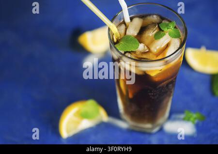 Klassischer Long-Island-Iced-Tea, Cocktails mit starken Getränken. Wodka, Gin, Rum, Tequila und Zitronensaft mit Cola und Eis Stockfoto