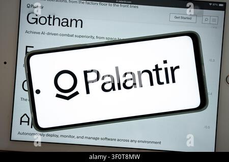 Mexiko-Stadt, Mexiko, 06.04.2026, Palantir-Technologies-Logo auf Smartphone-Bildschirm mit Gotham-Software auf Tablet im Hintergrund Stockfoto