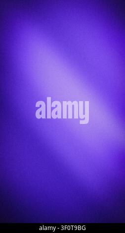 Abstrakter körniger Farbverlaufshintergrund mit tiefen Violett-, elektrischen Lila- und Indigotönen; eine verschwommene vertikale Textur, perfekt für moderne Banner und Wal Stockfoto