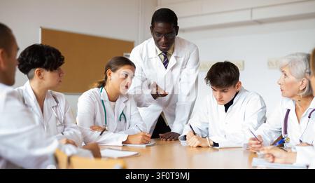 Professor erklärt Thema einer Gruppe von Medizinstudenten Stockfoto