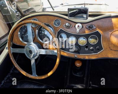 TAVERNES BLANQUES, SPANIEN – 14. JUNI 2026. Das elegante Armaturenbrett eines klassischen MG TD Roadsters ist ausgestellt. Das Holzdesign steht im Kontrast zu dem poliere Stockfoto