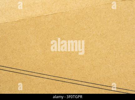 Warmer gelber Kartonpapierhintergrund mit subtiler Fasertextur, diagonalen schwarzen Linien und weicher Falte, minimalistischer abstrakter Kopierraum für Design, pac Stockfoto