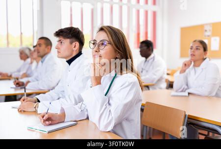 Junge Medizinstudentin, die an der Universität einen Vortrag besucht Stockfoto