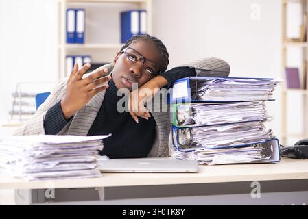 Schwarze weibliche Mitarbeiter mit übermäßiger Arbeit unzufrieden Stockfoto