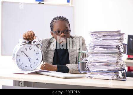 Schwarze weibliche Mitarbeiter mit übermäßiger Arbeit unzufrieden Stockfoto