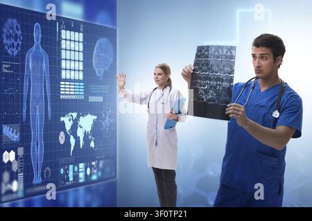 Arzt in der Telemedizin Konzept suchen an x-ray Image Stockfoto