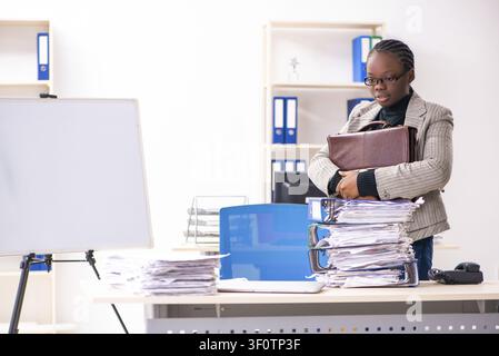 Schwarze weibliche Mitarbeiter mit übermäßiger Arbeit unzufrieden Stockfoto