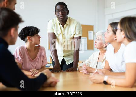 Gruppe von Personen, die an einem Sprachkurs teilnehmen Stockfoto