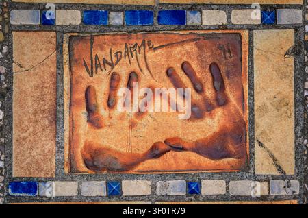 Cannes, Frankreich - 29. Mai 2024: Handabdruck von Jean Claude Van Damme, berühmter belgischer Schauspieler und Kampfkünstler, auf dem Walk of Fame auf der Croisette Stockfoto