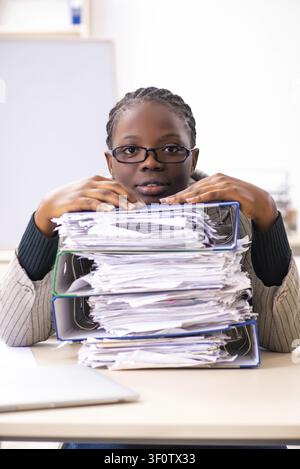 Schwarze weibliche Mitarbeiter mit übermäßiger Arbeit unzufrieden Stockfoto
