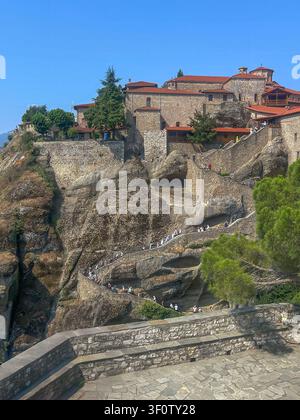 Kalambaka, Griechenland – 24. Juli 2024: Heiligenkloster des Großen Meteoron, Meteora. Menschen gehen die vielen Treppen zum Kloster hinauf und hinunter Stockfoto